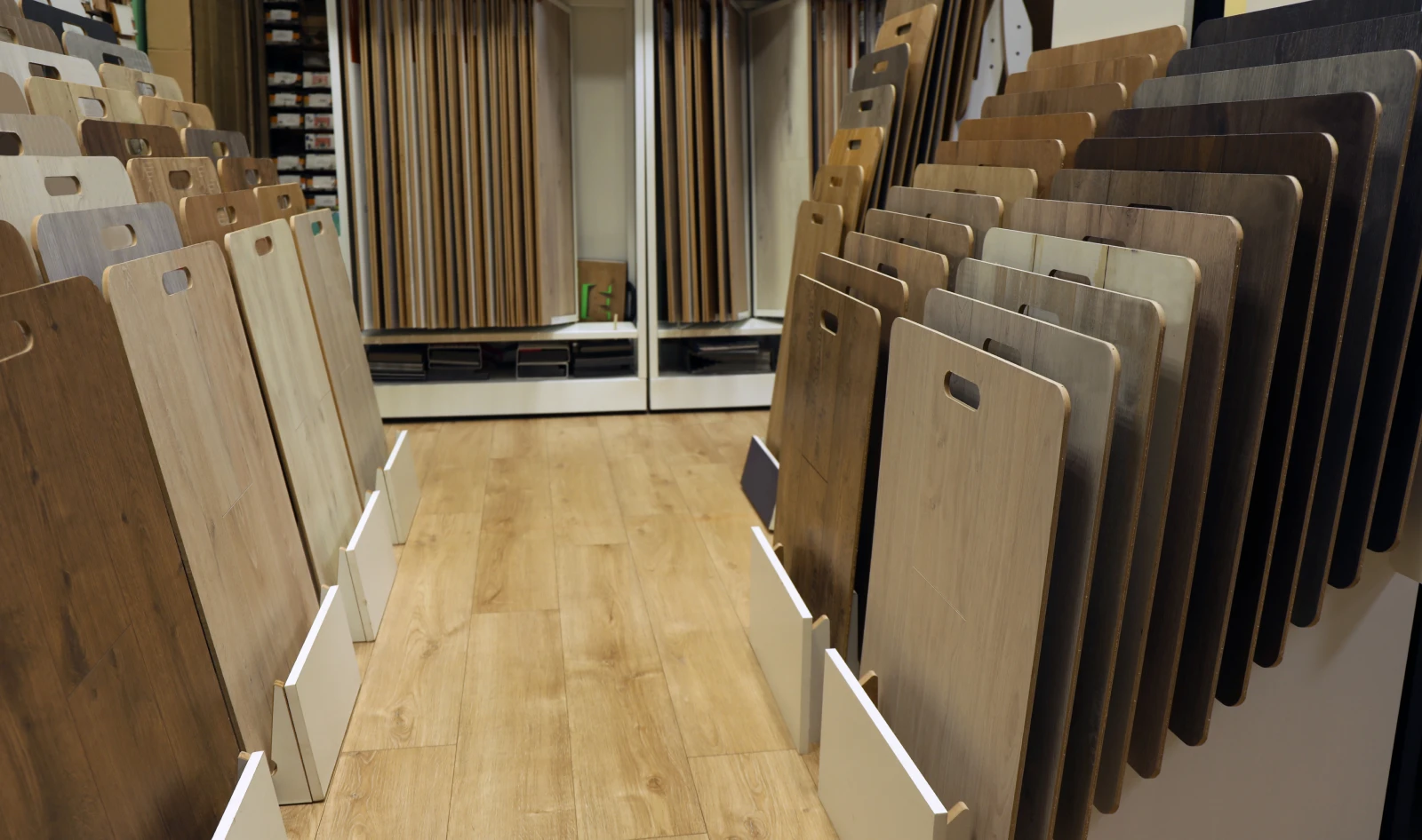 des échantillons de parquet rangés en magasin - échantillonnage