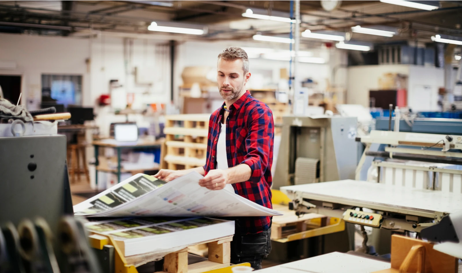 Un technicien imprimant des grands formats papier en série